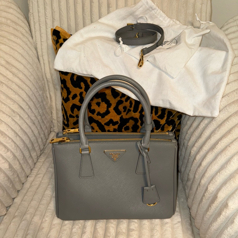 Prada saffiano medium galleria double zip tote